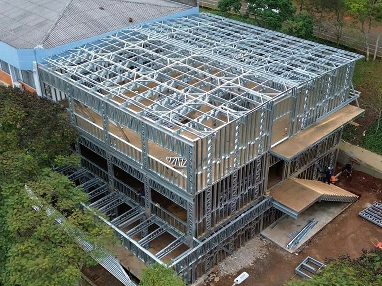 Vista aérea de uma edificação de múltiplos níveis em estrutura metálica