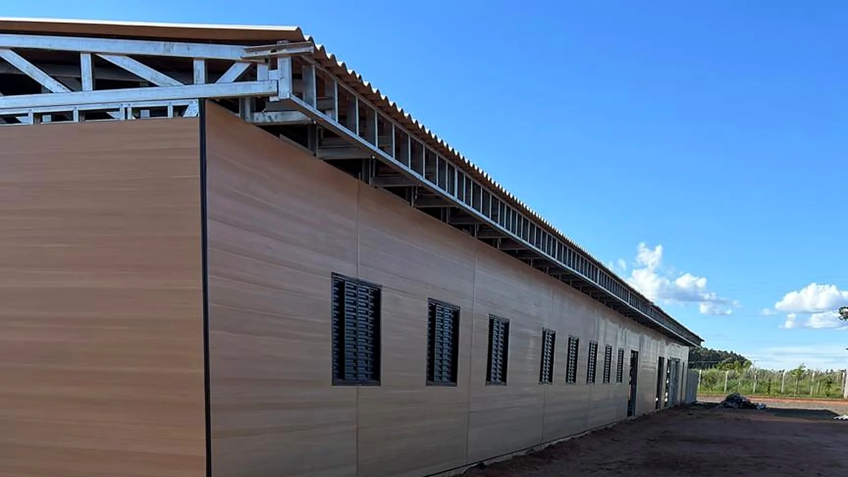 Edificação longa com fechamento externo em evolução