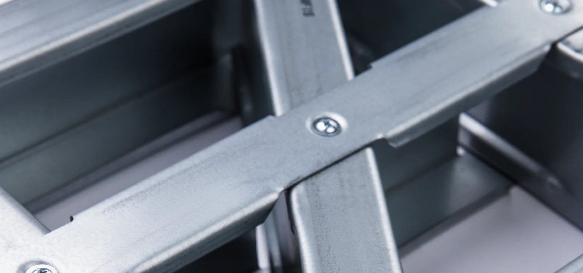 Detalhe aproximado de perfis galvanizados para construção industrializada