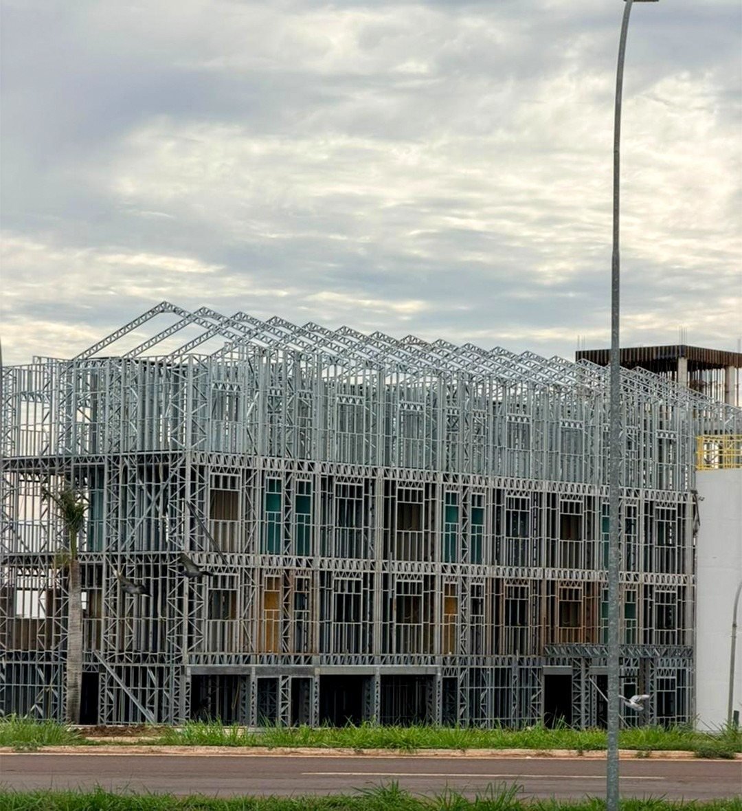 Estrutura institucional de grande porte em aço galvanizado