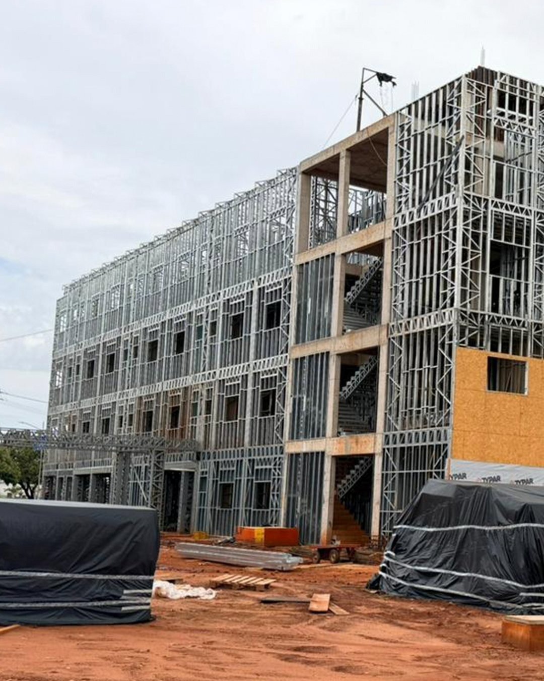 Edificação de múltiplos pavimentos estruturada em aço galvanizado