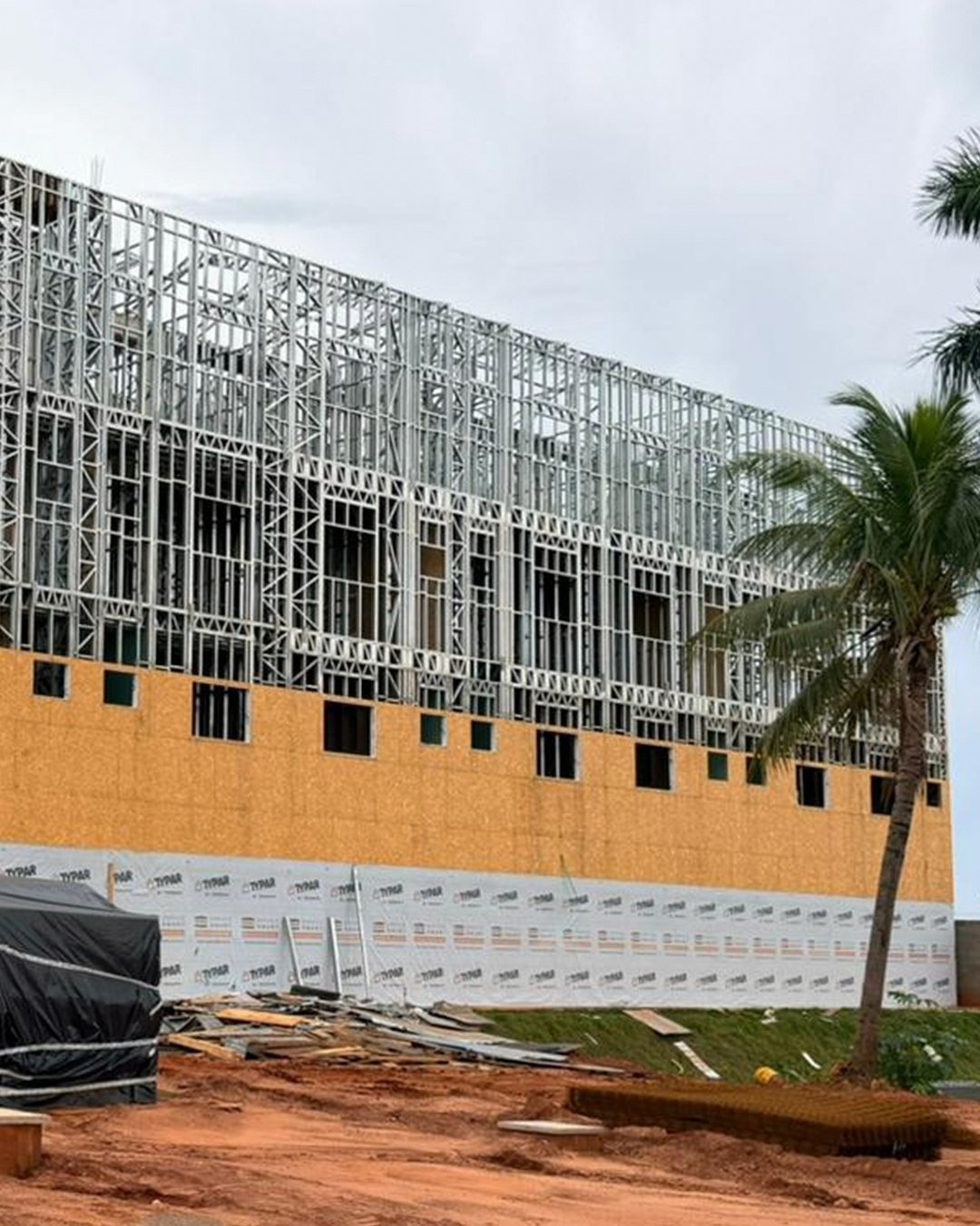 Fachada modular de edifício em fase de execução