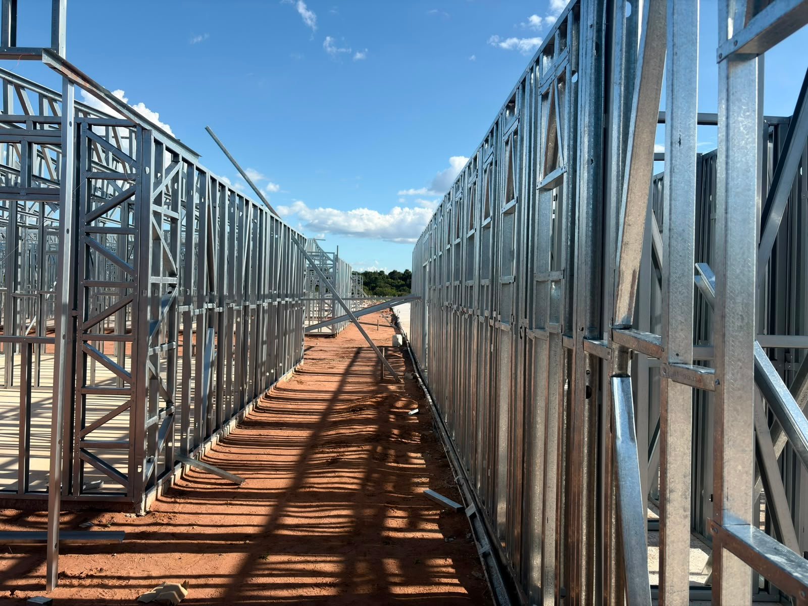 Corredor entre painéis estruturais de Steel Frame