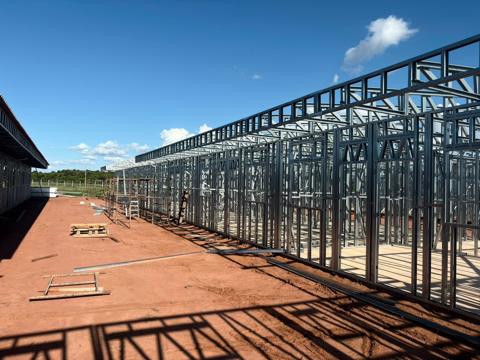 Estrutura em Steel Frame usada como capa do vídeo da obra