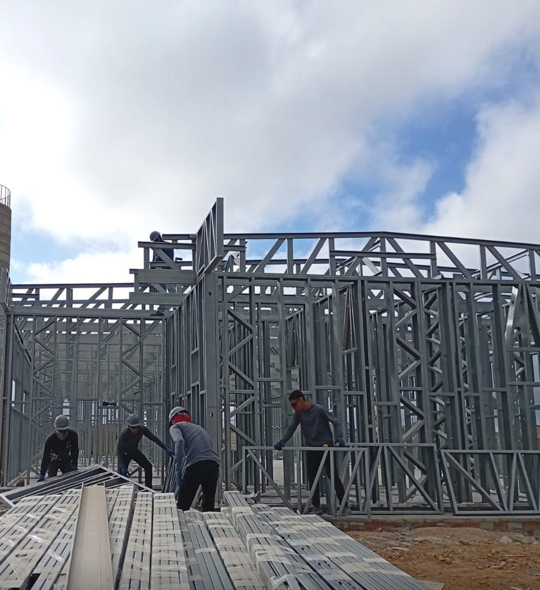 Equipe realizando a montagem de painéis em Steel Frame