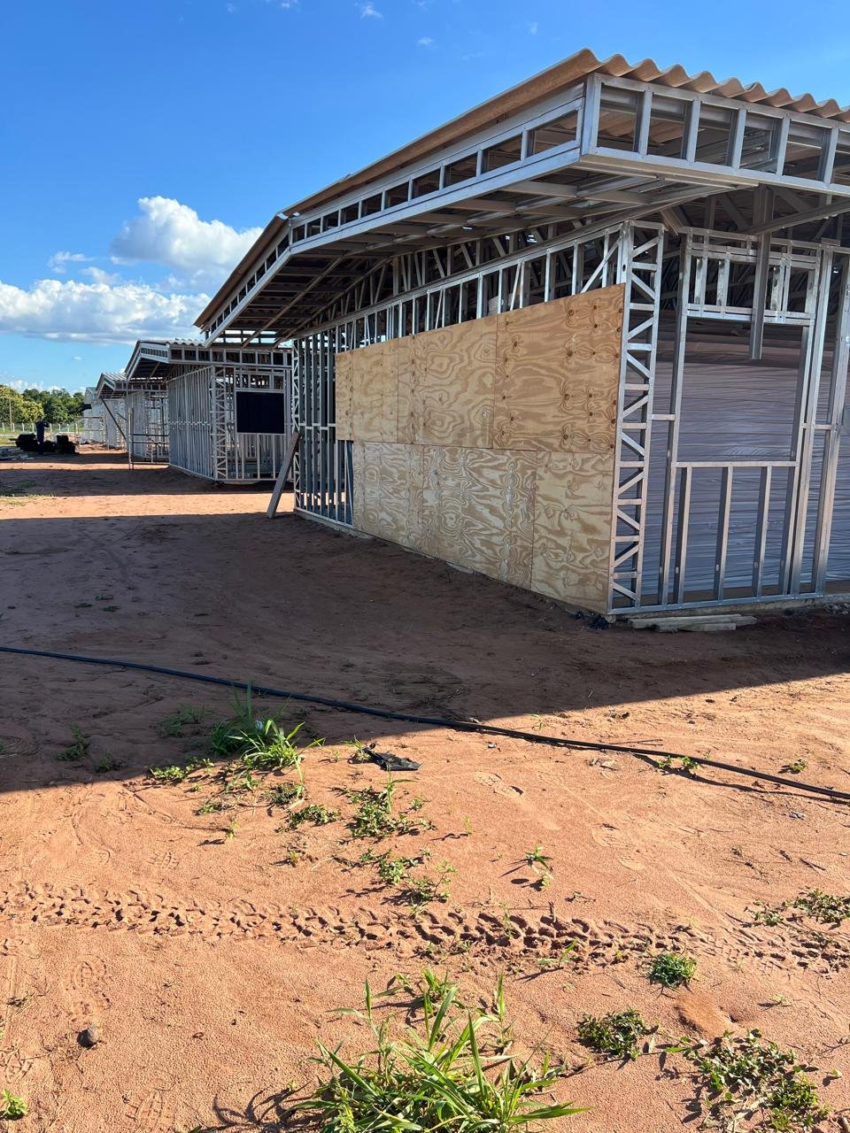 Aplicação de placas OSB em obra de Steel Frame