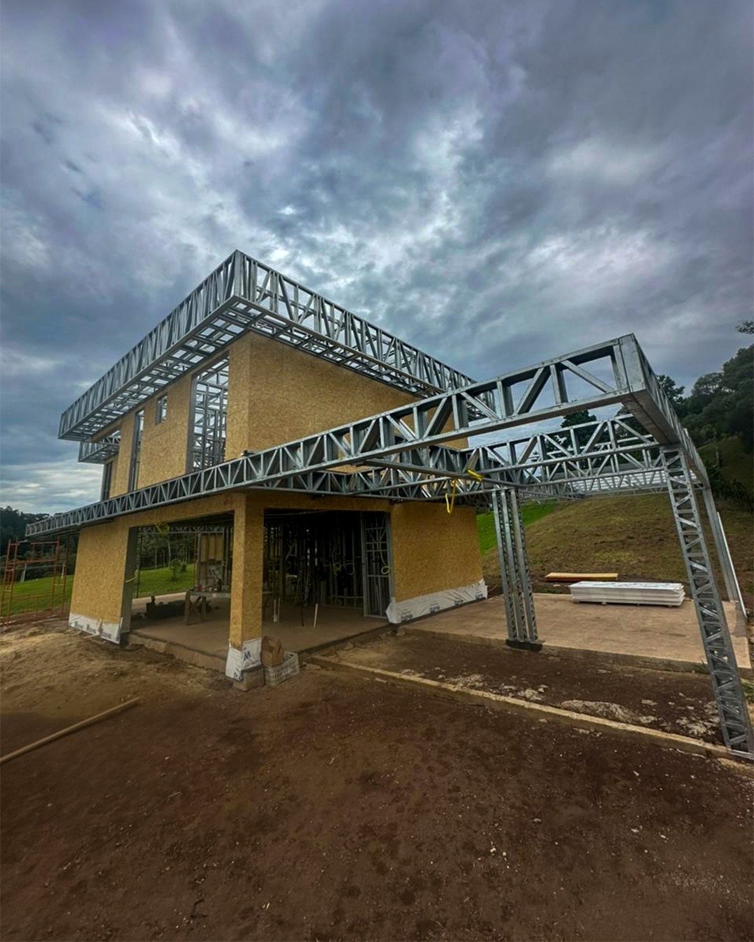 Residência de dois pavimentos em fase estrutural de Steel Frame