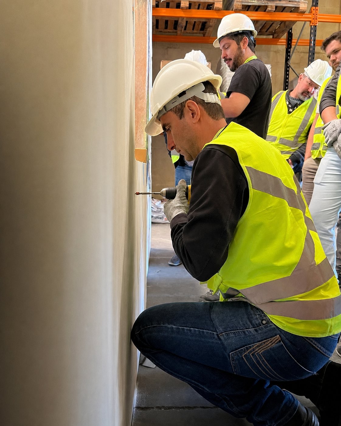 Profissional executando uma fixação em painel de Steel Frame